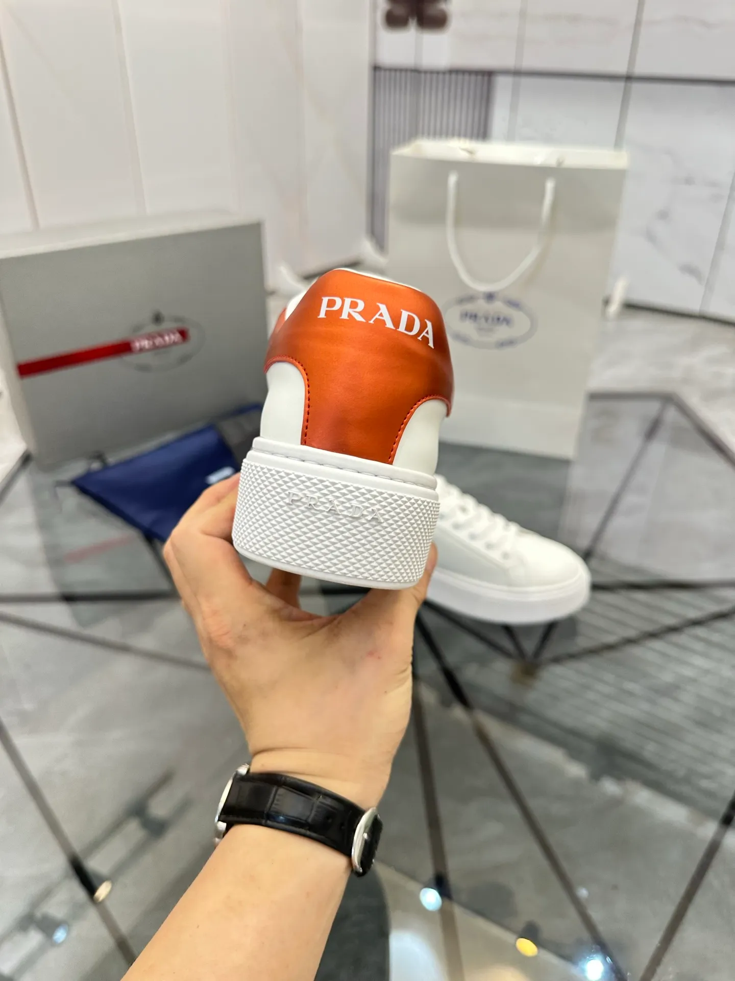 Men's shoes for sale 💰: 💰P520¥ High-end top quality Product trademark: Prada *"Prada*" low-top casual shoes Regular size: 35-45 (can be customized to 46) Couple style Product materials: imported first-layer cowhide leather upper, water-dyed sheep lining, original ultra-light foam outsole. No.: H201
